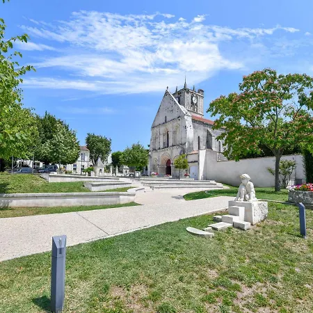 Сasa de vacaciones Gite In A Holiday Park With Pool Saint-Savinien